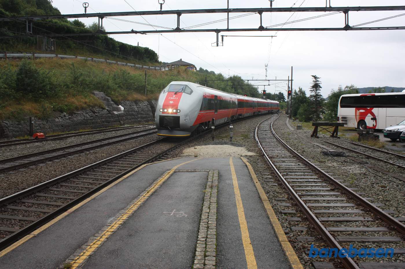 Intercity tog på vej ind på stationen for at hente de passagerer, som er kommet med togbus fra Stavanger på grund af sporarbejde