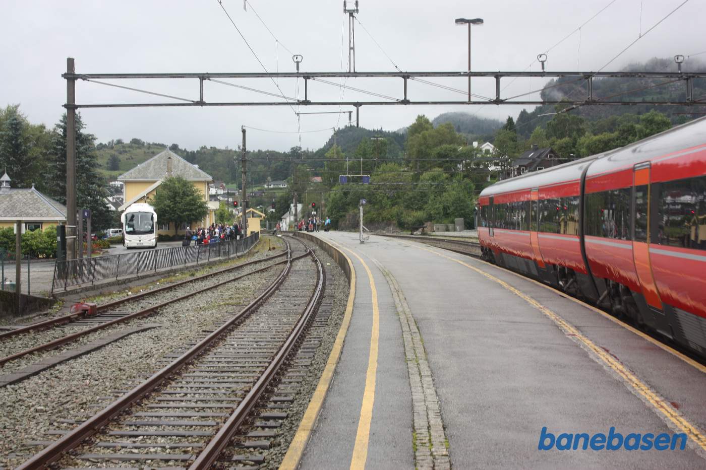 Intercity tog på vej ind på stationen for at hente de passagerer, som er kommet med togbus fra Stavanger på grund af sporarbejde