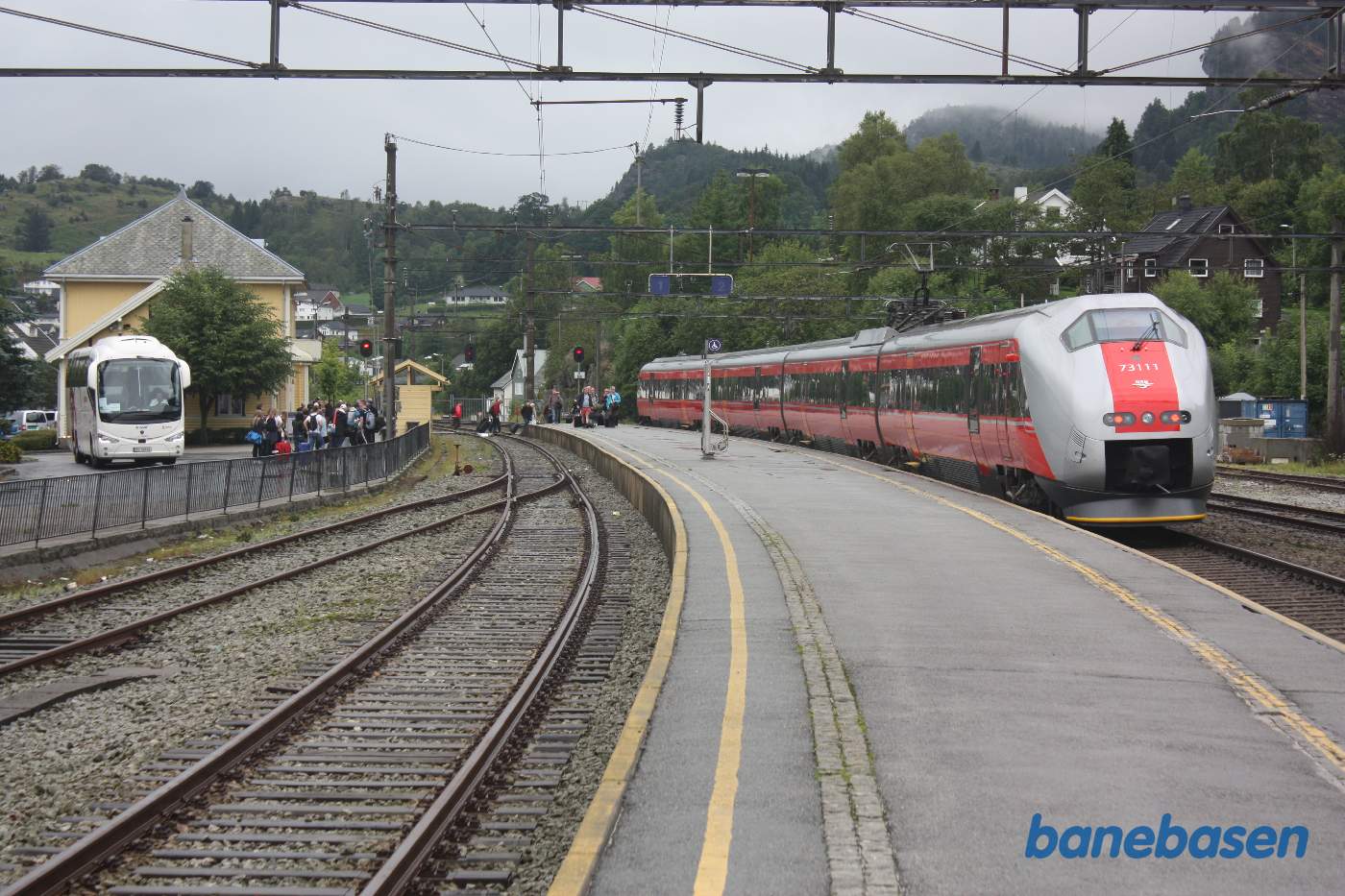 Intercity tog på vej ind på stationen for at hente de passagerer, som er kommet med togbus fra Stavanger på grund af sporarbejde
