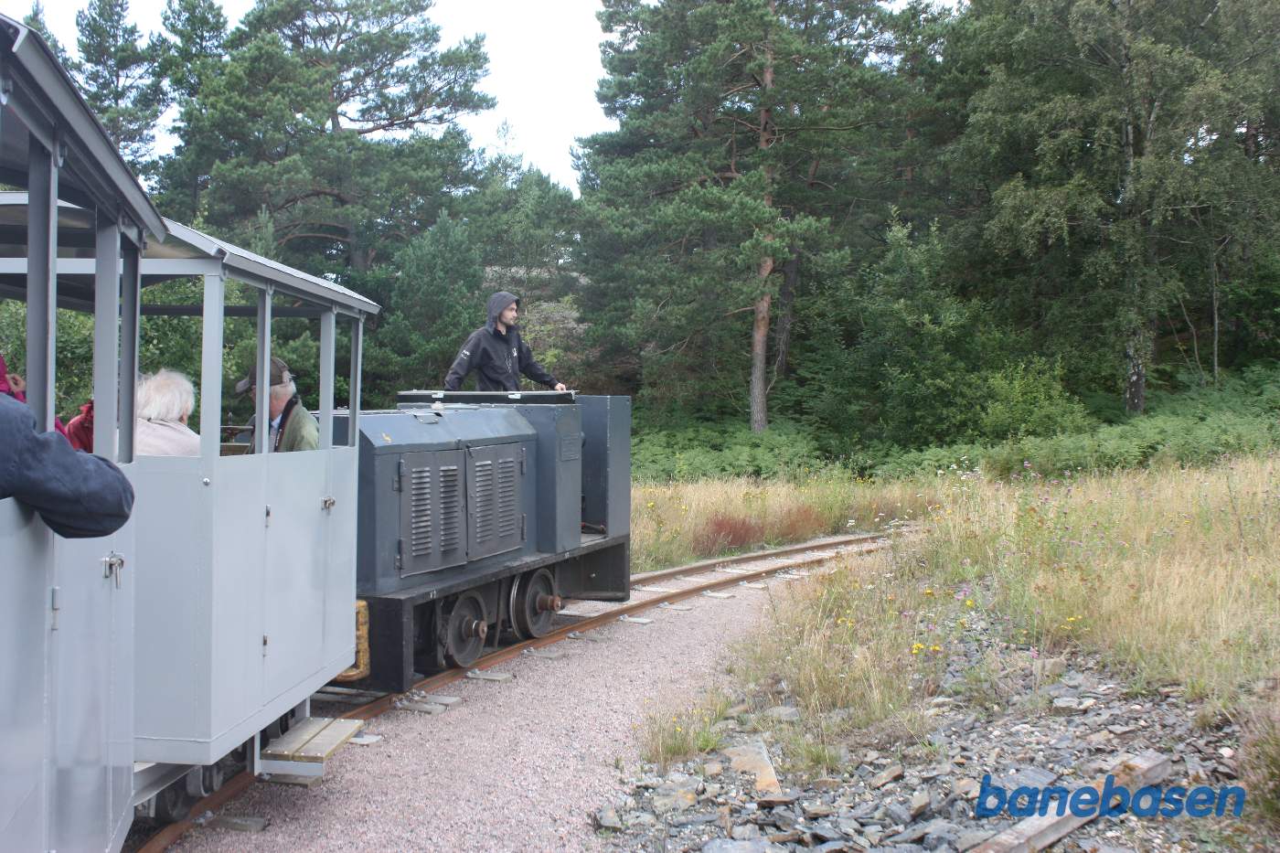 Toget kører gennem området med de store kanonstillinger