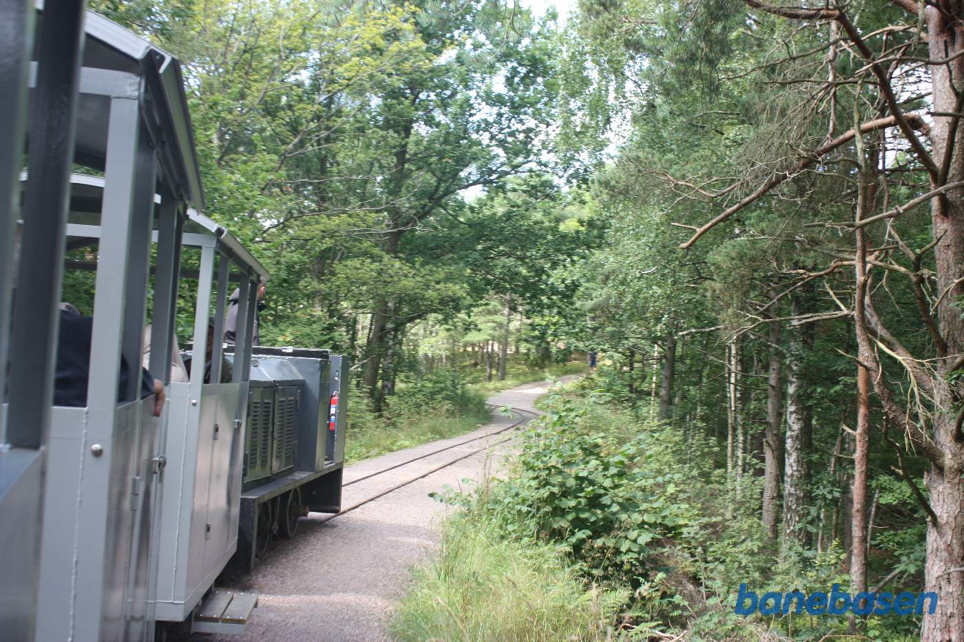 Toget kører gennem området med de store kanonstillinger