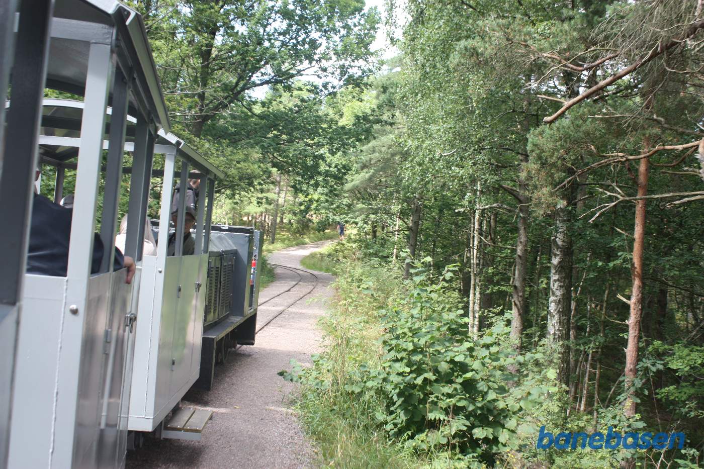 Toget kører gennem området med de store kanonstillinger