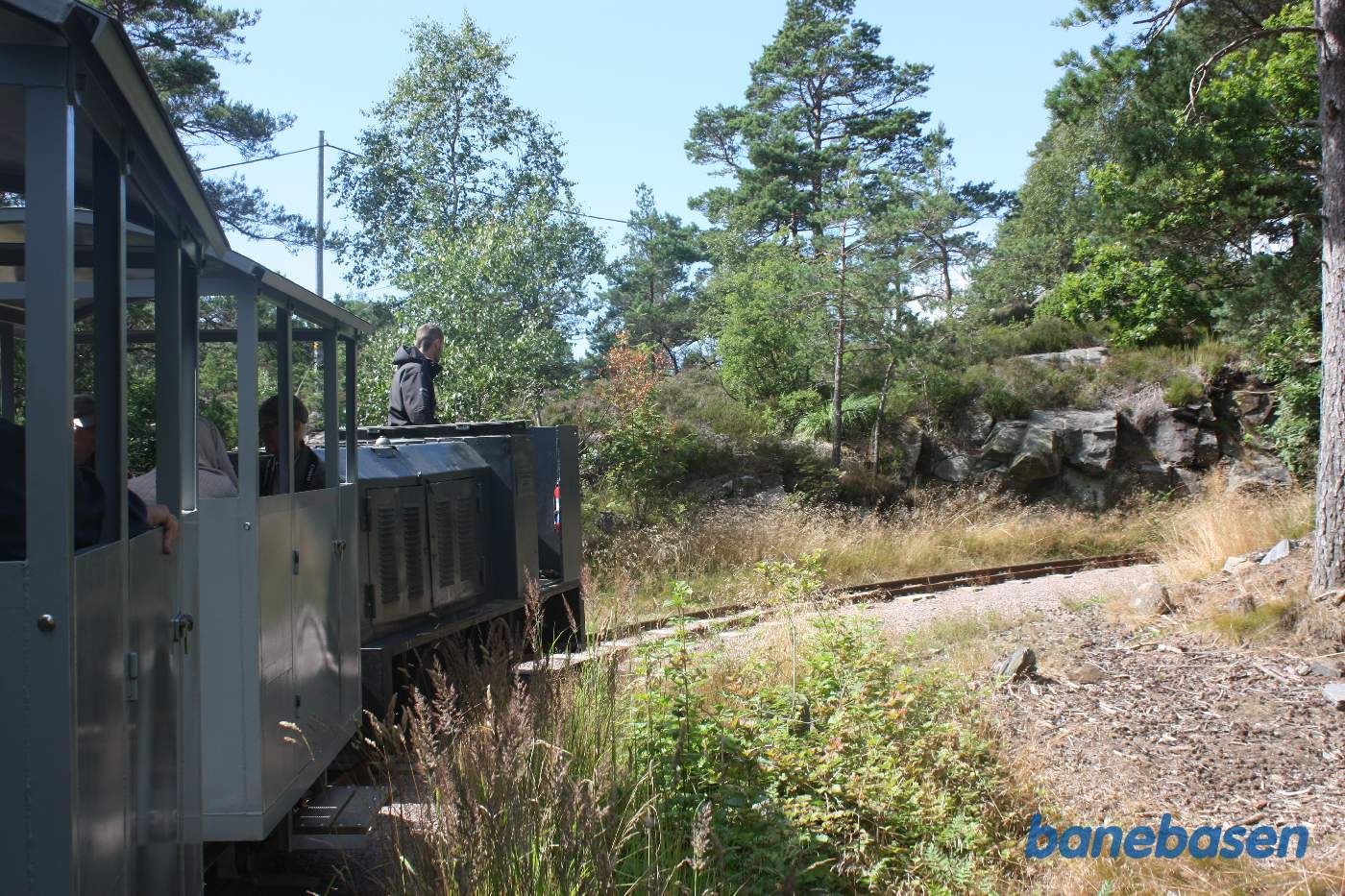 Toget kører gennem området med de store kanonstillinger