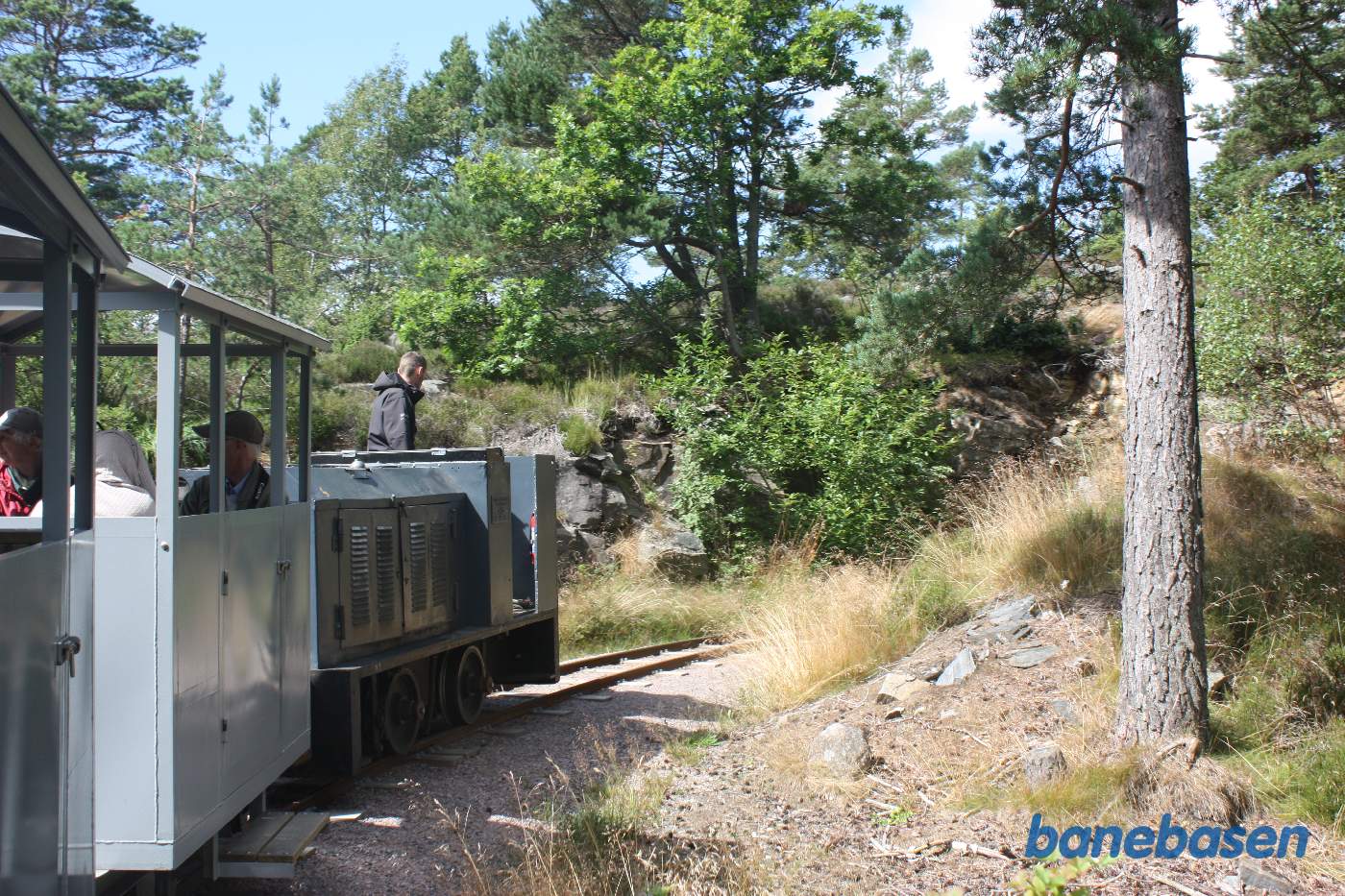 Toget kører gennem området med de store kanonstillinger