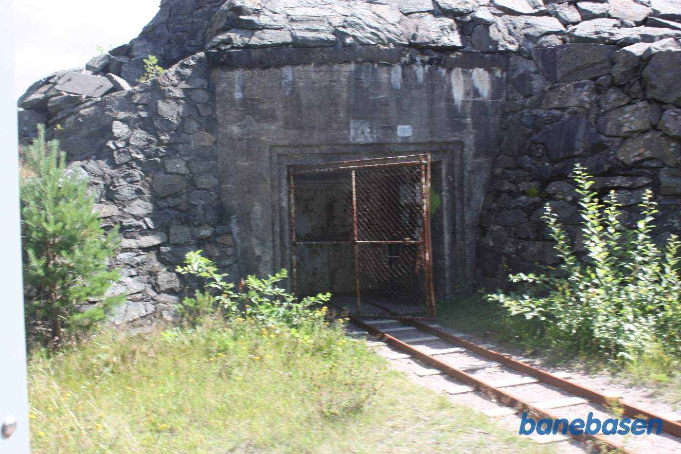 Toget kører gennem området med de store kanonstillinger. Her et af sporene der fører ind under kanonen