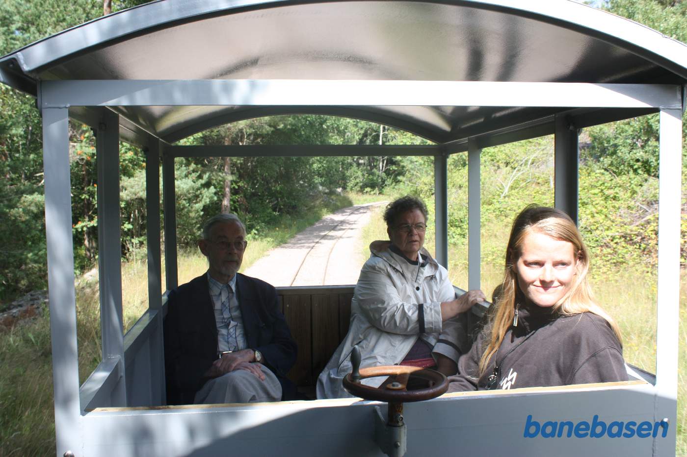 Toget kører gennem området med de store kanonstillinger