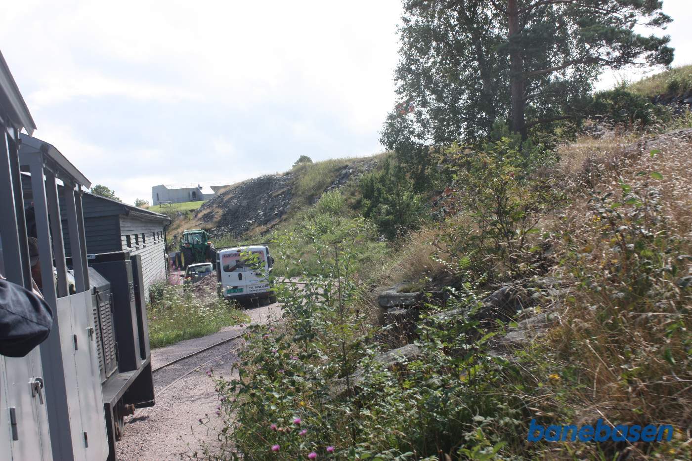 Toget kører gennem området med de store kanonstillinger