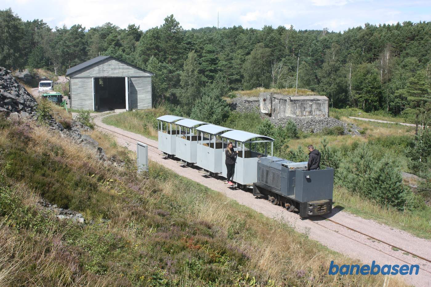 Toget rangerer til remisen der ses til venstre