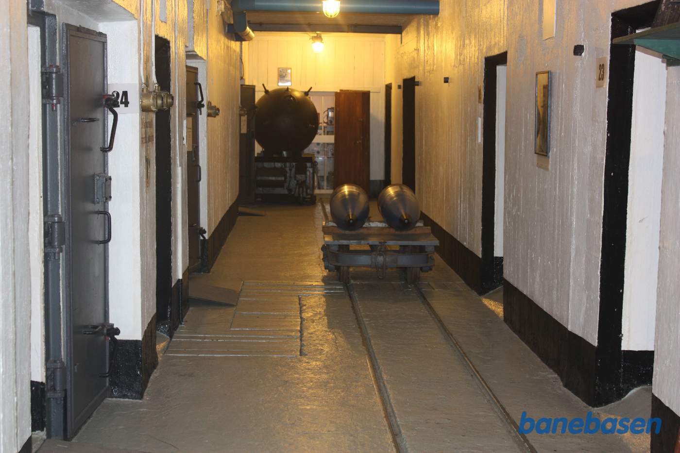 Sporene udefra er ført ind under kanonen, så granaterne let kan transporteres direkte ind i kanonen