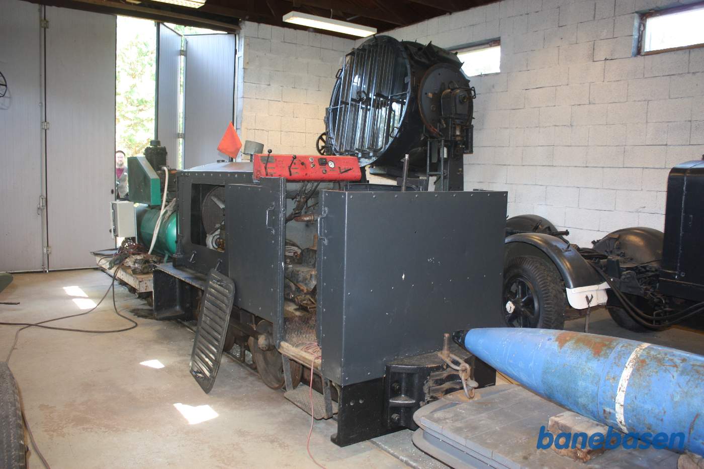 Her er et andet motorlokomotiv med påbygget kraftig lyskaster