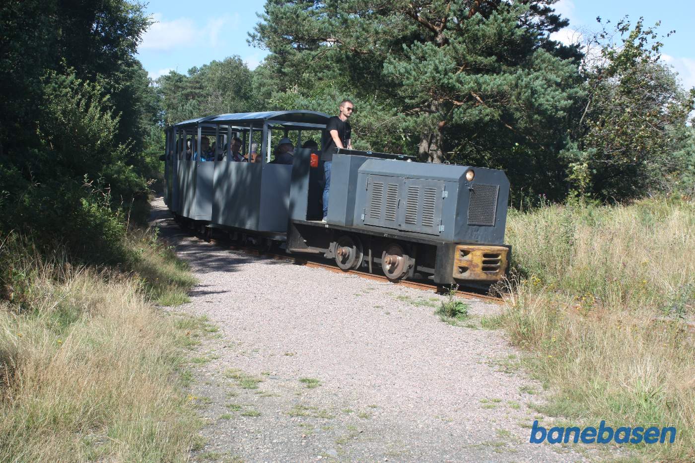 Toget kører gennem området med de store kanonstillinger