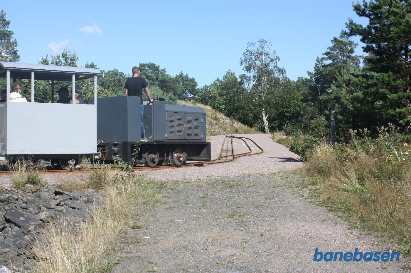 Toget kører gennem området med de store kanonstillinger og ind på den lille omløbsstation