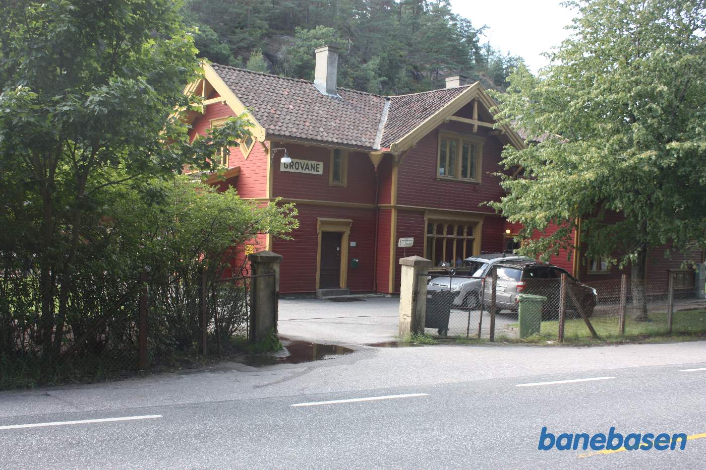 Stationsbygningen set fra vejen