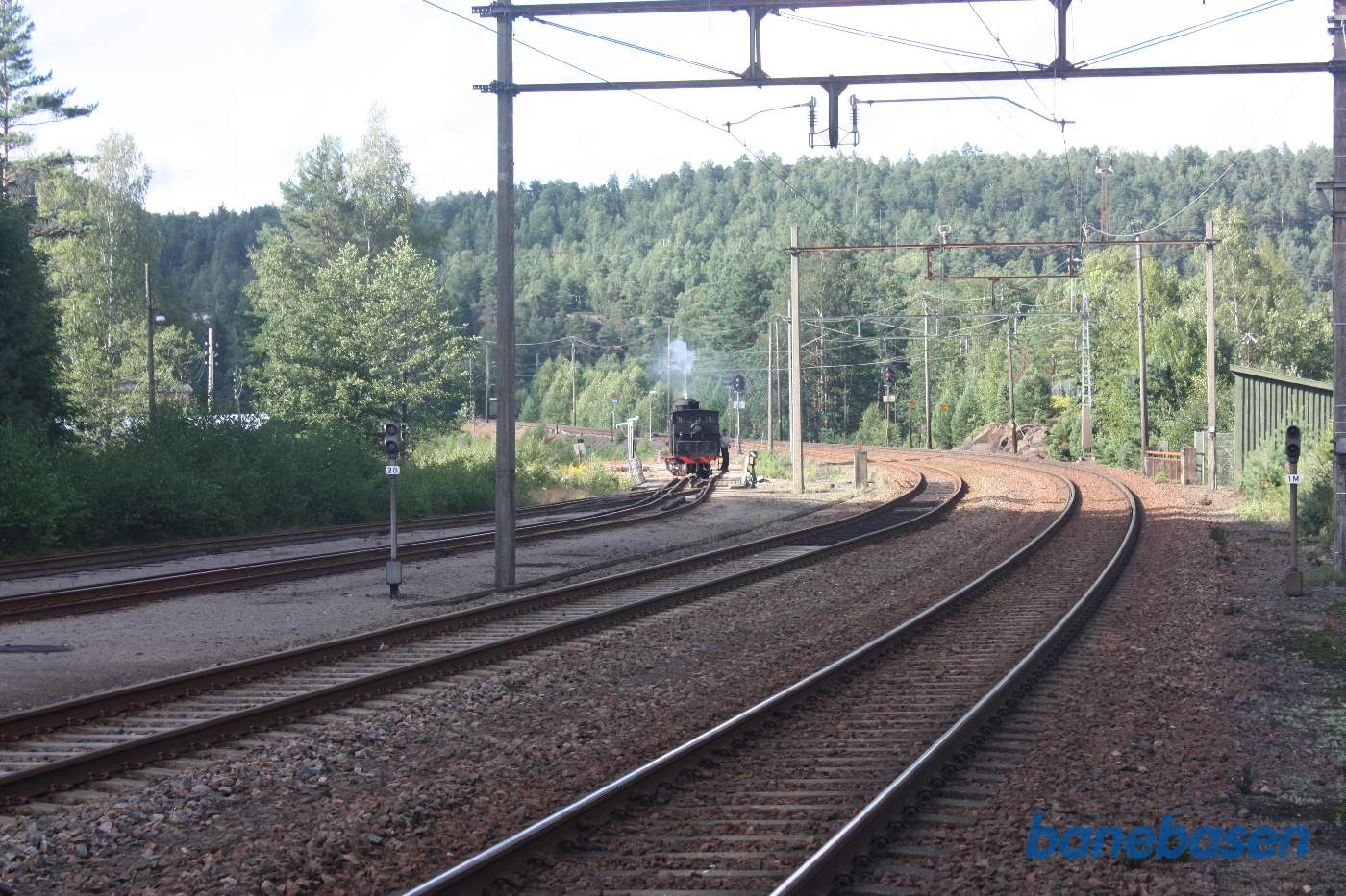 Damplokomotivet kommer fra depotet der ligger bag træerne til venstre