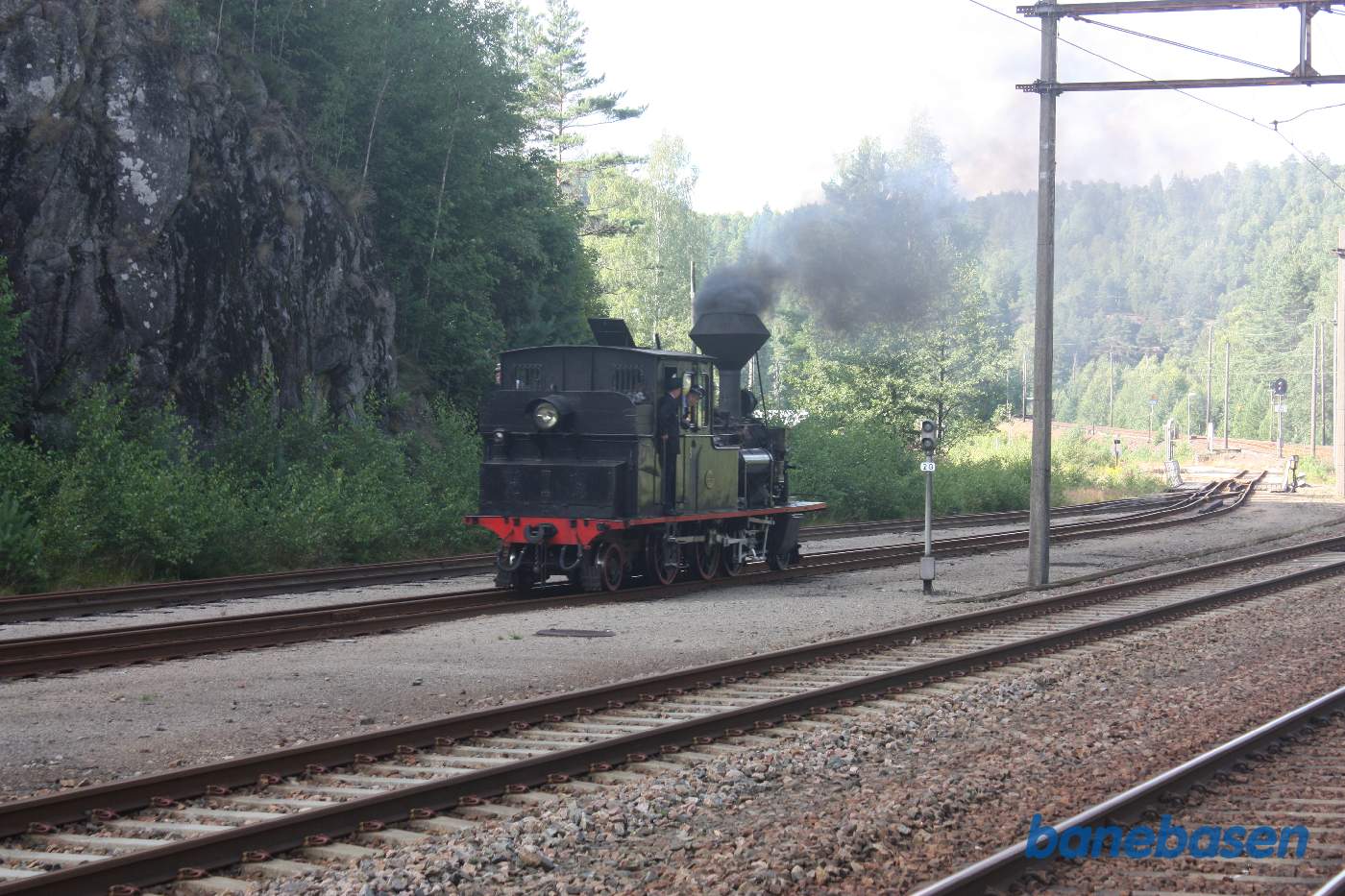 Damplokomotivet kommer fra depotet der ligger bag træerne til venstre