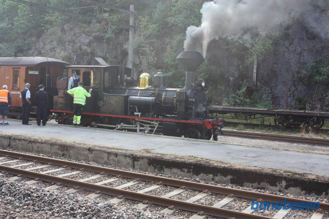 Damplokomotivet er koblet til vognene, der holder ved perron