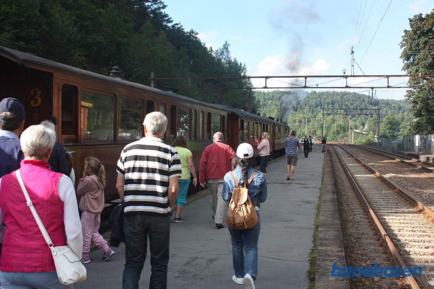 Turisterne stiger på toget