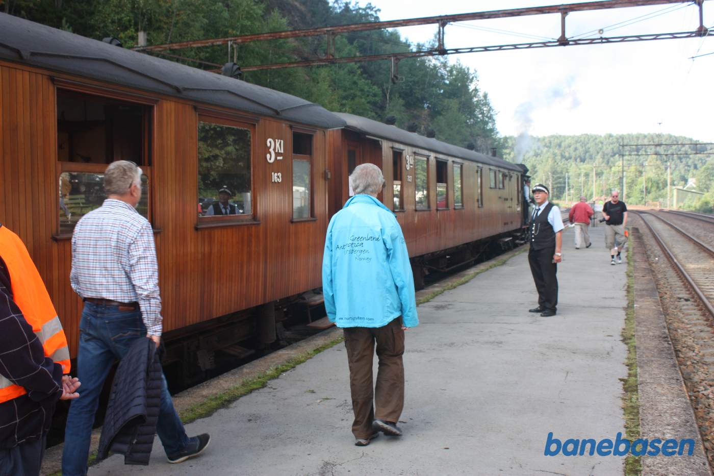 Turisterne stiger på toget