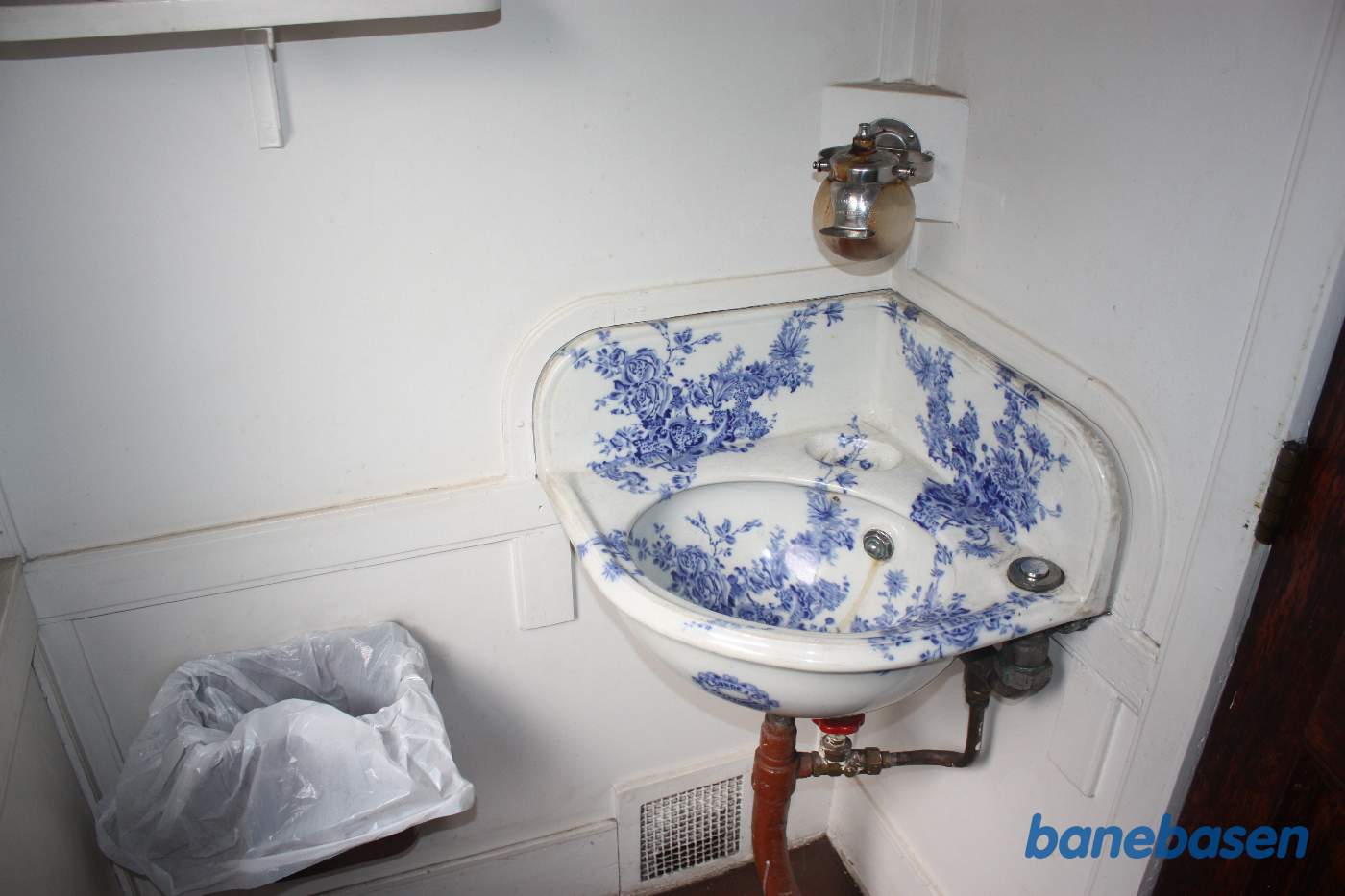 Håndvasken i en af vognene