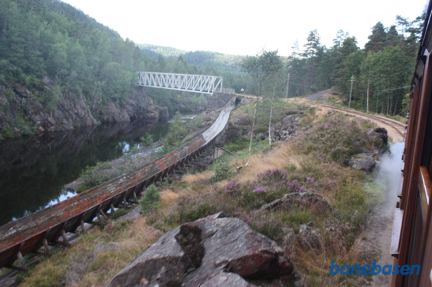 Toget nærmer sig Paulen broen, Steinsfoss Tømmerrenne ses midt i billedet