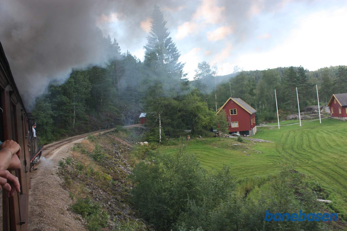 Toget kører i den store kurve ved Paulen gården