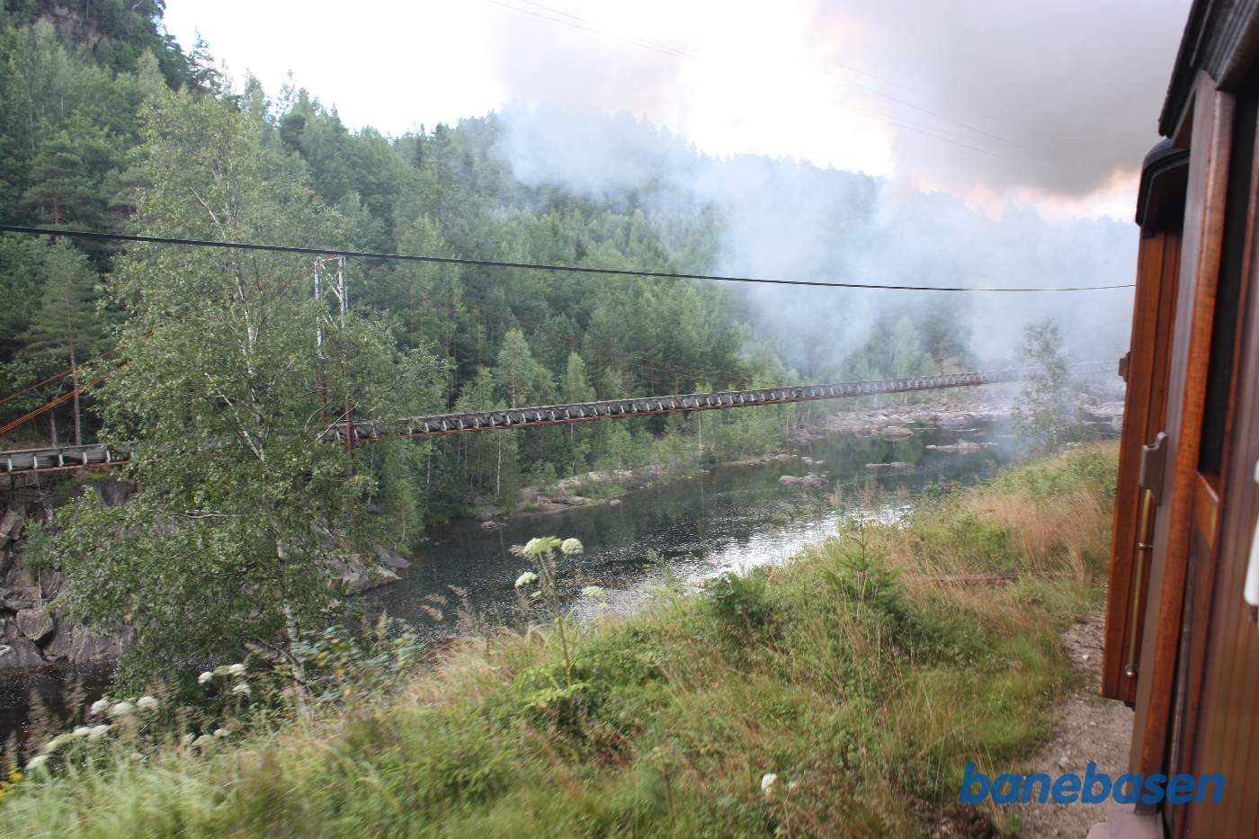 Steinsfoss Tømmerrenne ses midt i billedet, broen over elven