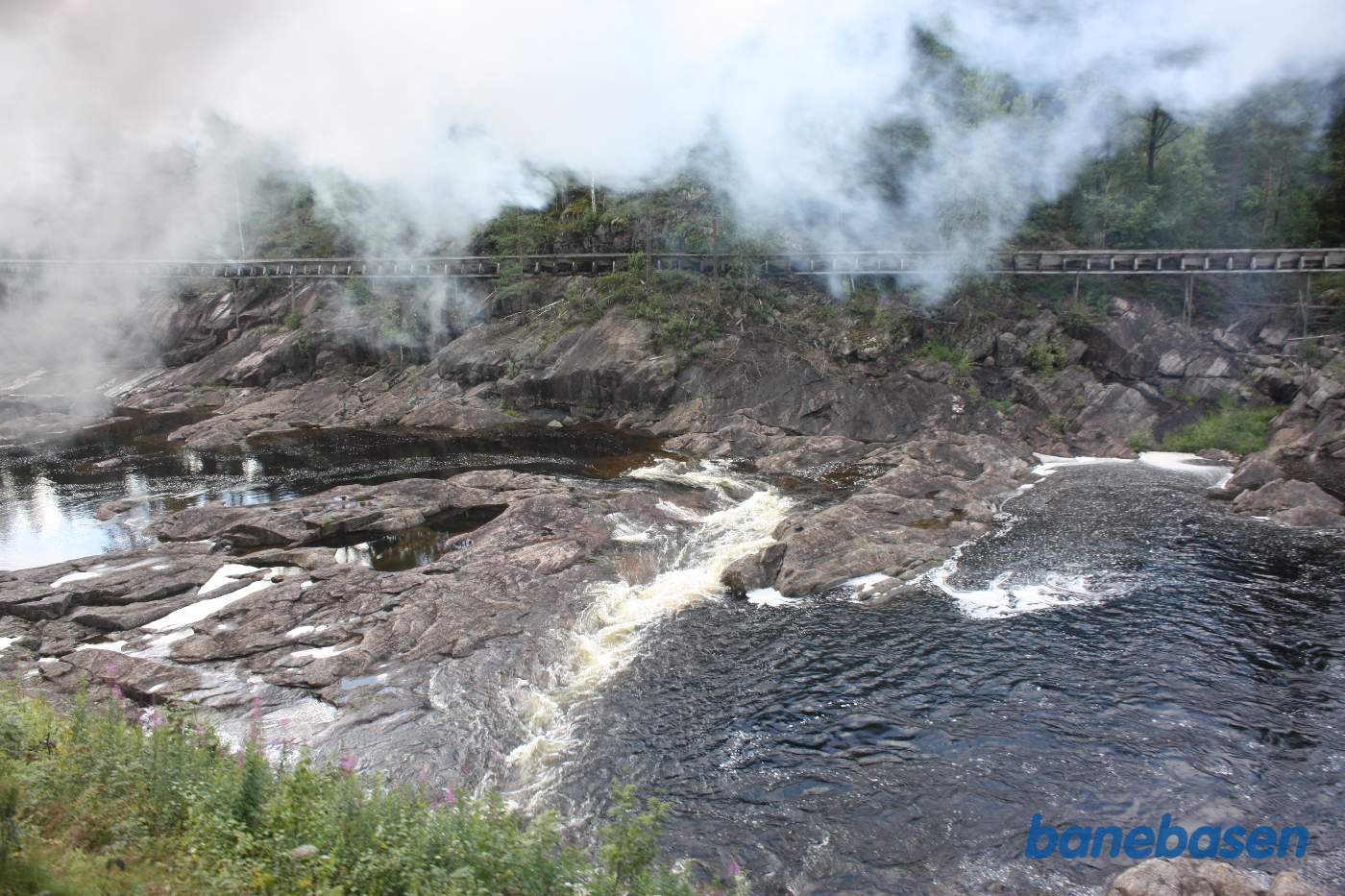 Toget kører langs elven
