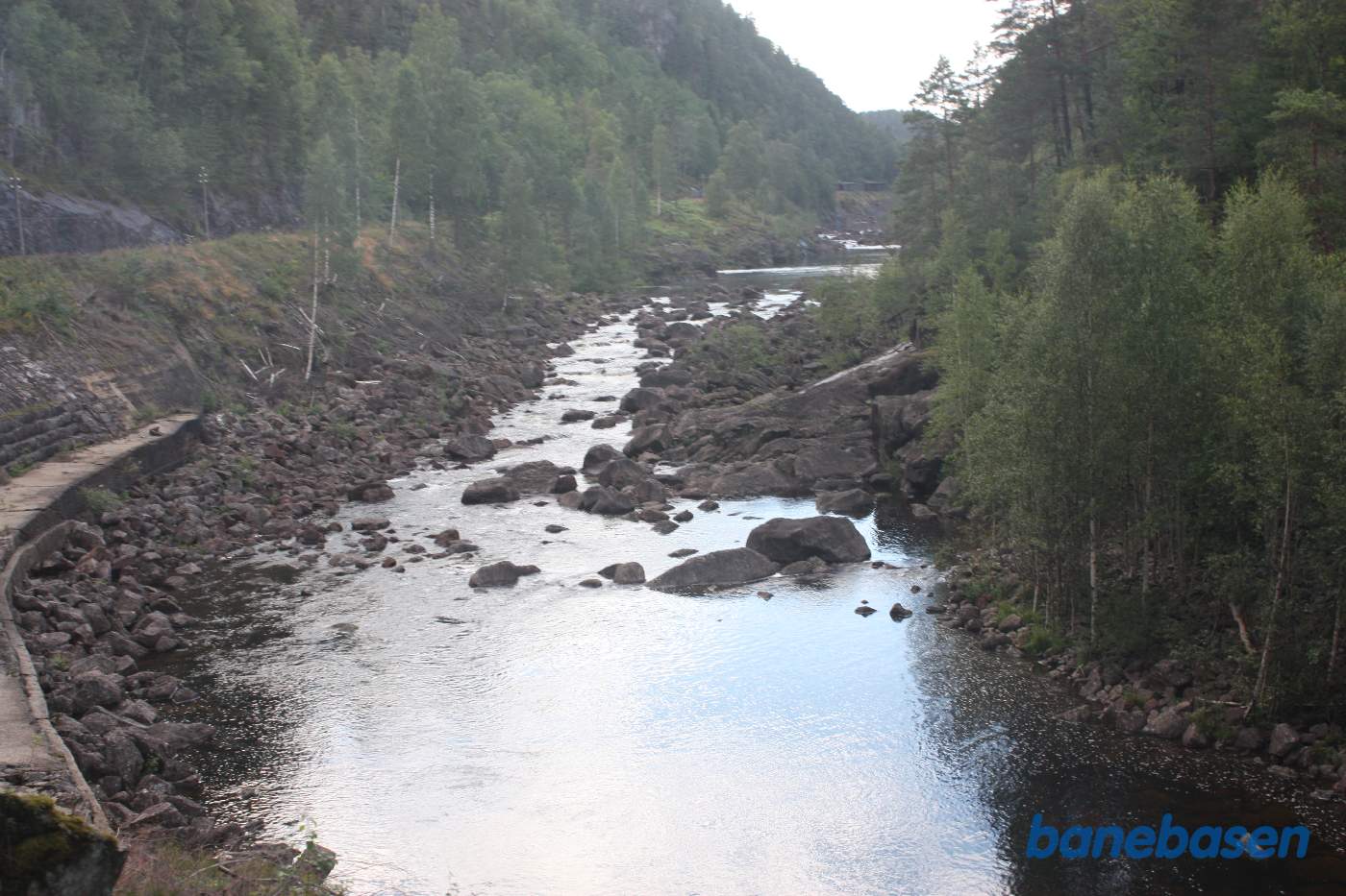 Toget kører langs elven