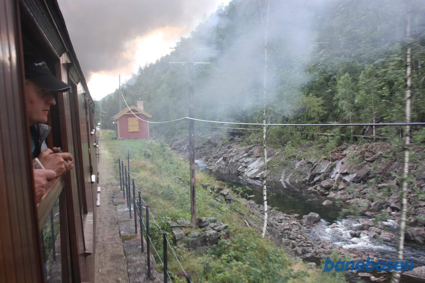 Toget kører langs elven lige efter sneoverdækningen, Løyning hvilebu ses lidt længere fremme