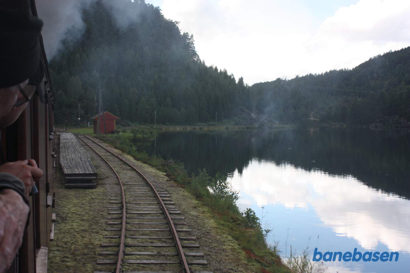 Toget passerer Beihølen station