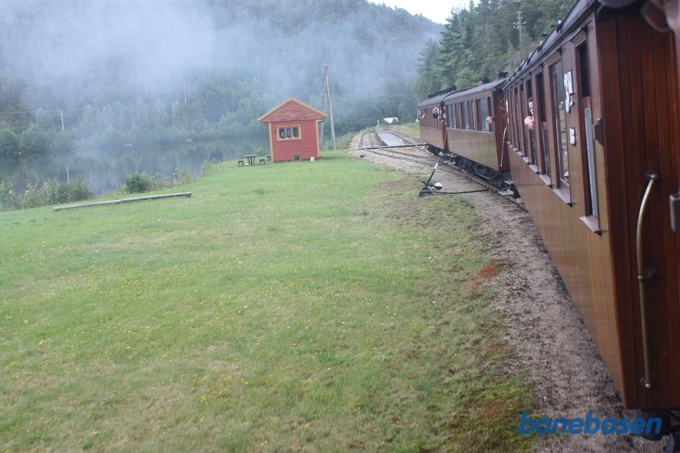 Toget passerer Beihølen station