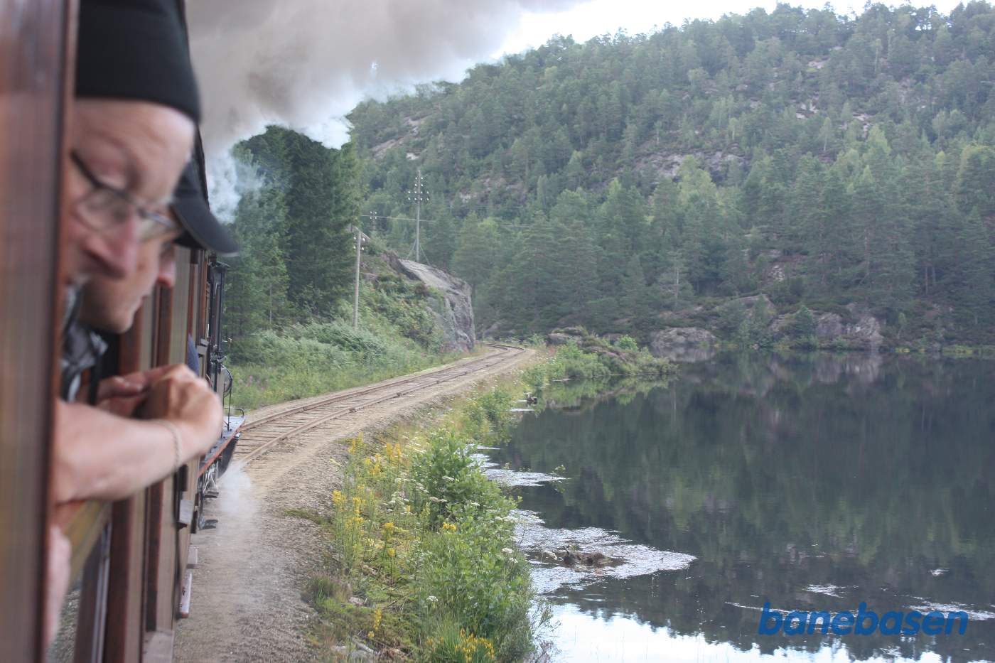 Toget fortsætter langs den opdæmmede sø