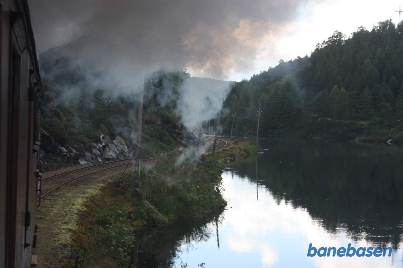 Toget fortsætter langs den opdæmmede sø