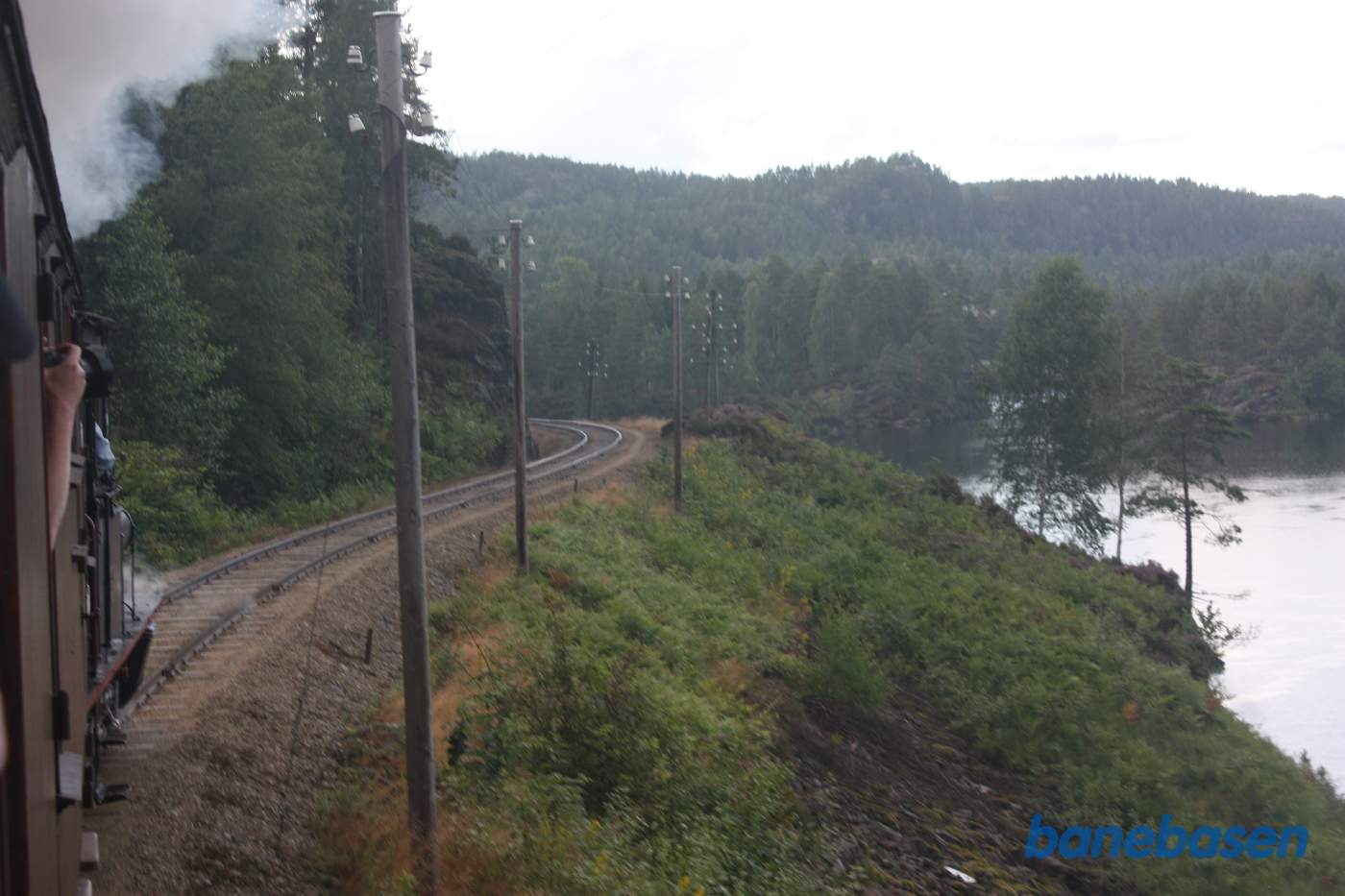 Toget fortsætter langs den opdæmmede sø