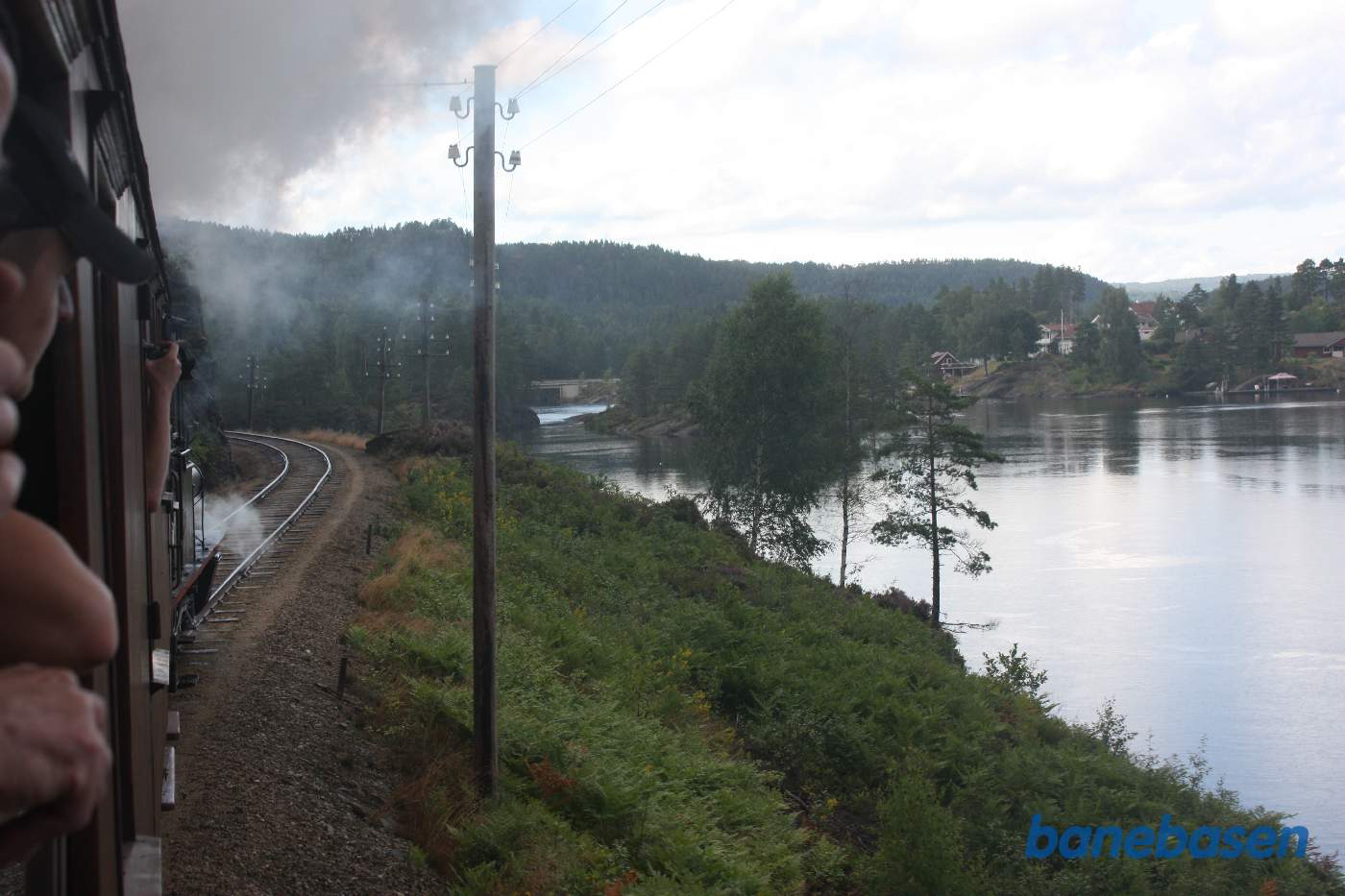 Toget fortsætter langs den opdæmmede sø