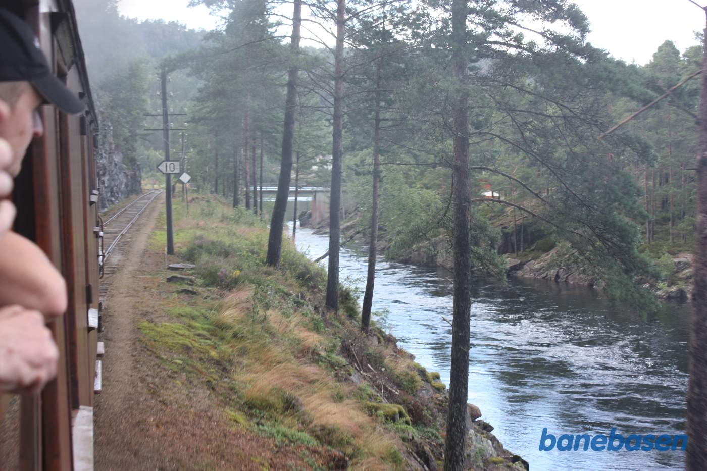 Toget nærmer sig Røyknes station