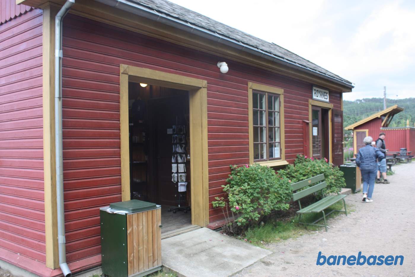 Den lille stationsbygning med souvenir salg, set fra perronen