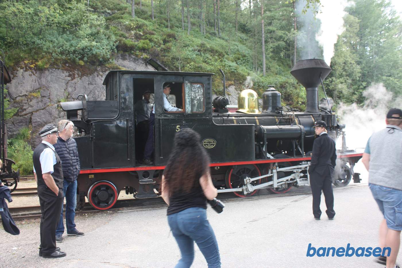 Damplokomotivet er koblet fra vognene og rangerer væk
