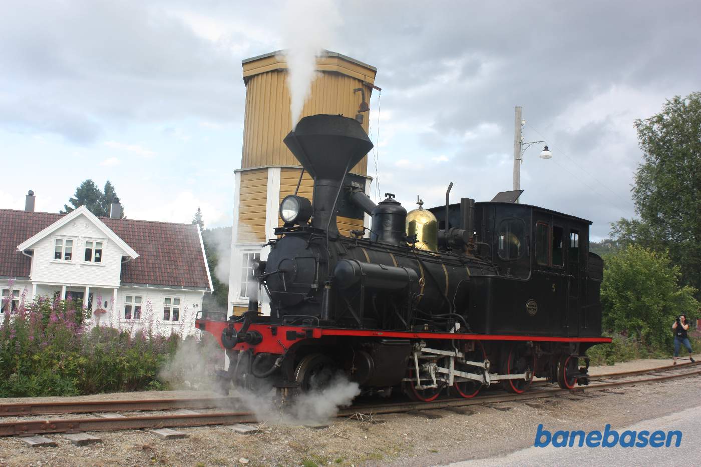 Damplokomotivet holder foran vandtårnet