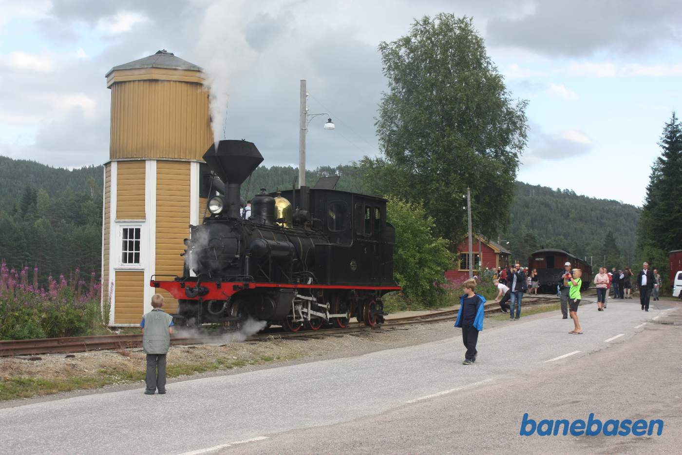 Damplokomotivet holder foran vandtårnet