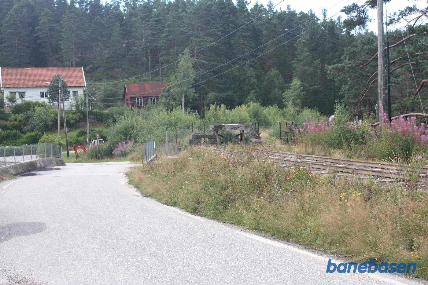 Her ender banen. Efterfølgende er banen forlænget over broen og op til hvor banen krydsede vejen Fv57