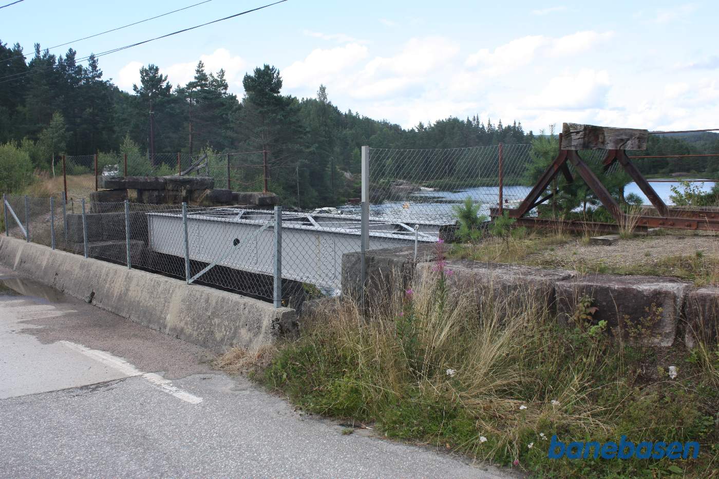 Her ender banen foran den nymalede bro. Efterfølgende er banen forlænget over broen og op til hvor banen krydsede vejen Fv57