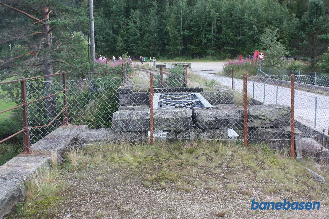 Her ender banen foran den nymalede bro. Efterfølgende er banen forlænget over broen og op til hvor banen krydsede vejen Fv57