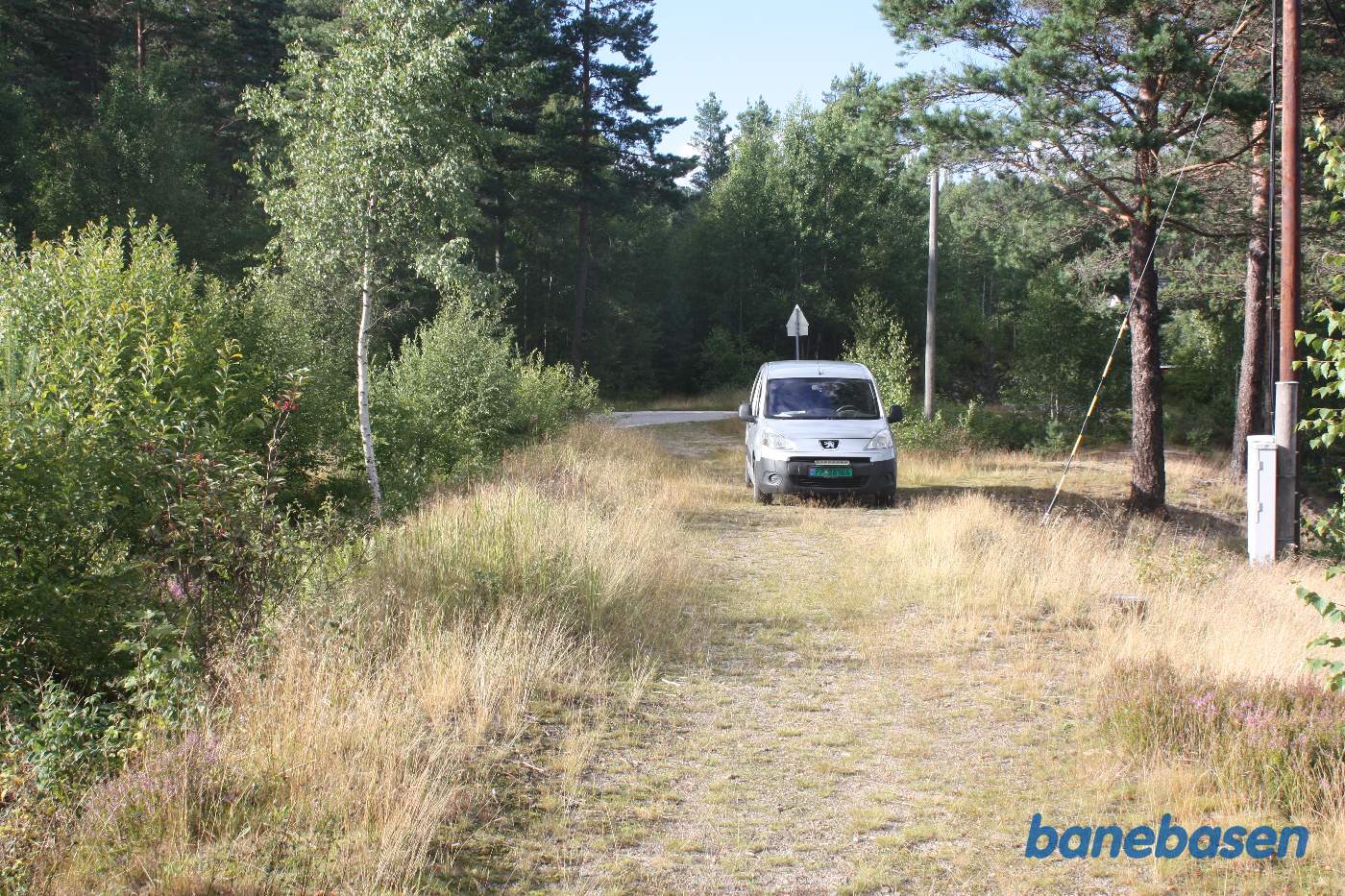 Her ses den gamle tracé. Efterfølgende er banen forlænget op til hvor banen krydsede vejen Fv57