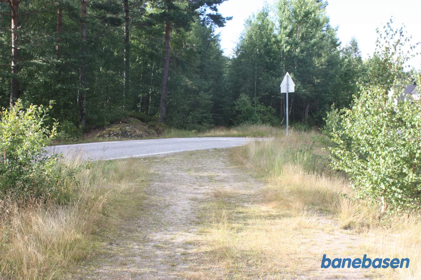 Her ses den gamle tracé, hvor banen krydsede vejen Fv57