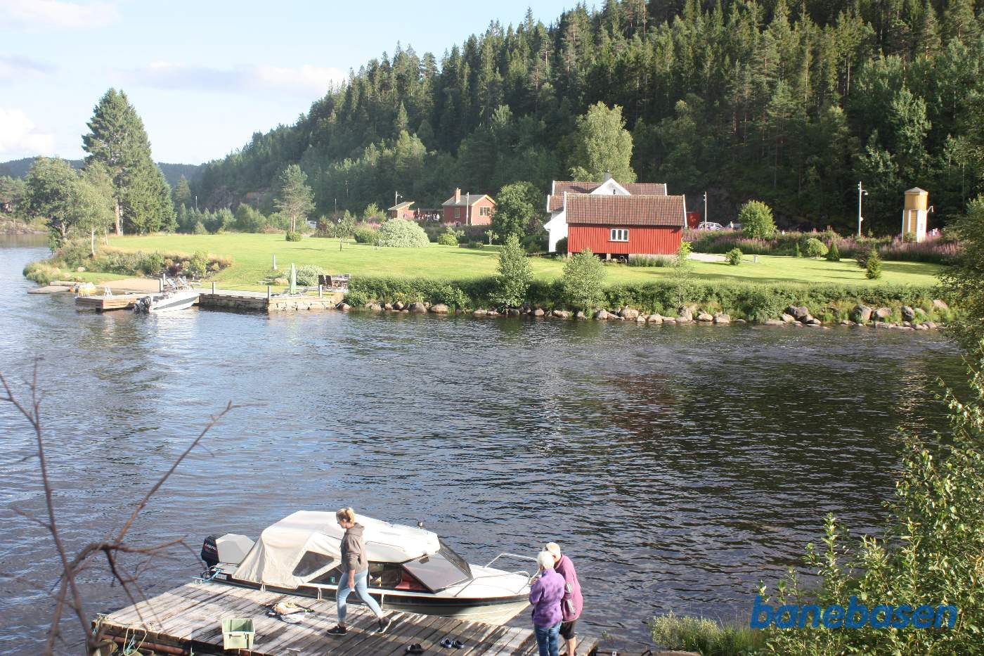 Midt i billedet ses den lille stationsbygning, vandtårnet ses helt ude til højre