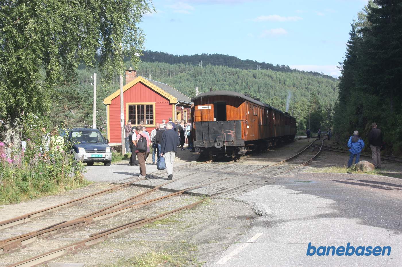 Et vue ud over stationsområdet med toget ved perron
