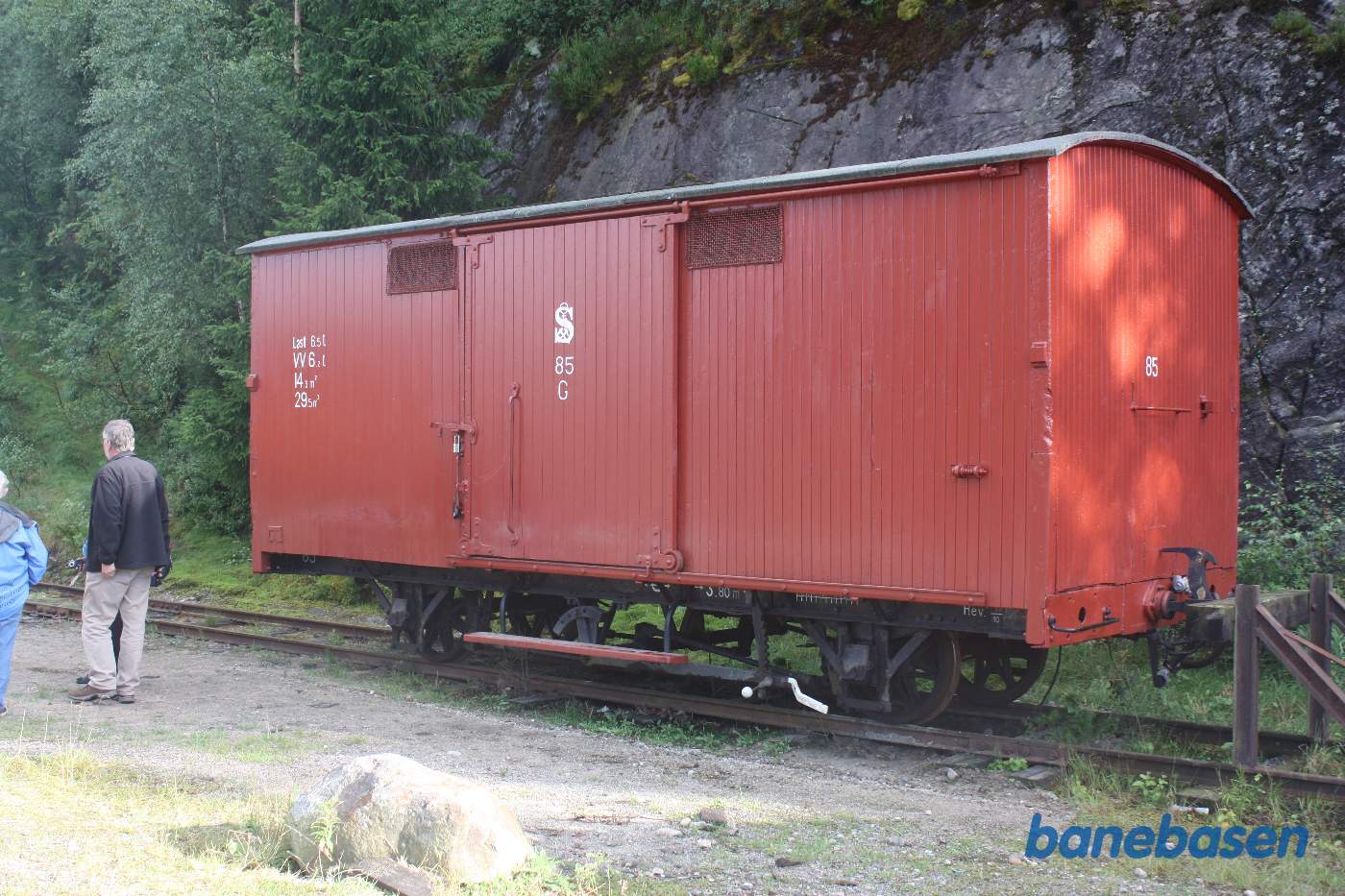 En godsvogn står i sidesporet