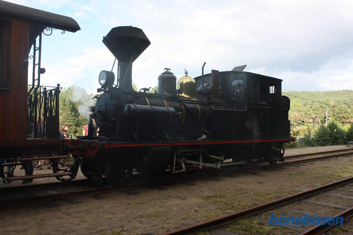 Damplokomotivet koblet til personvognene