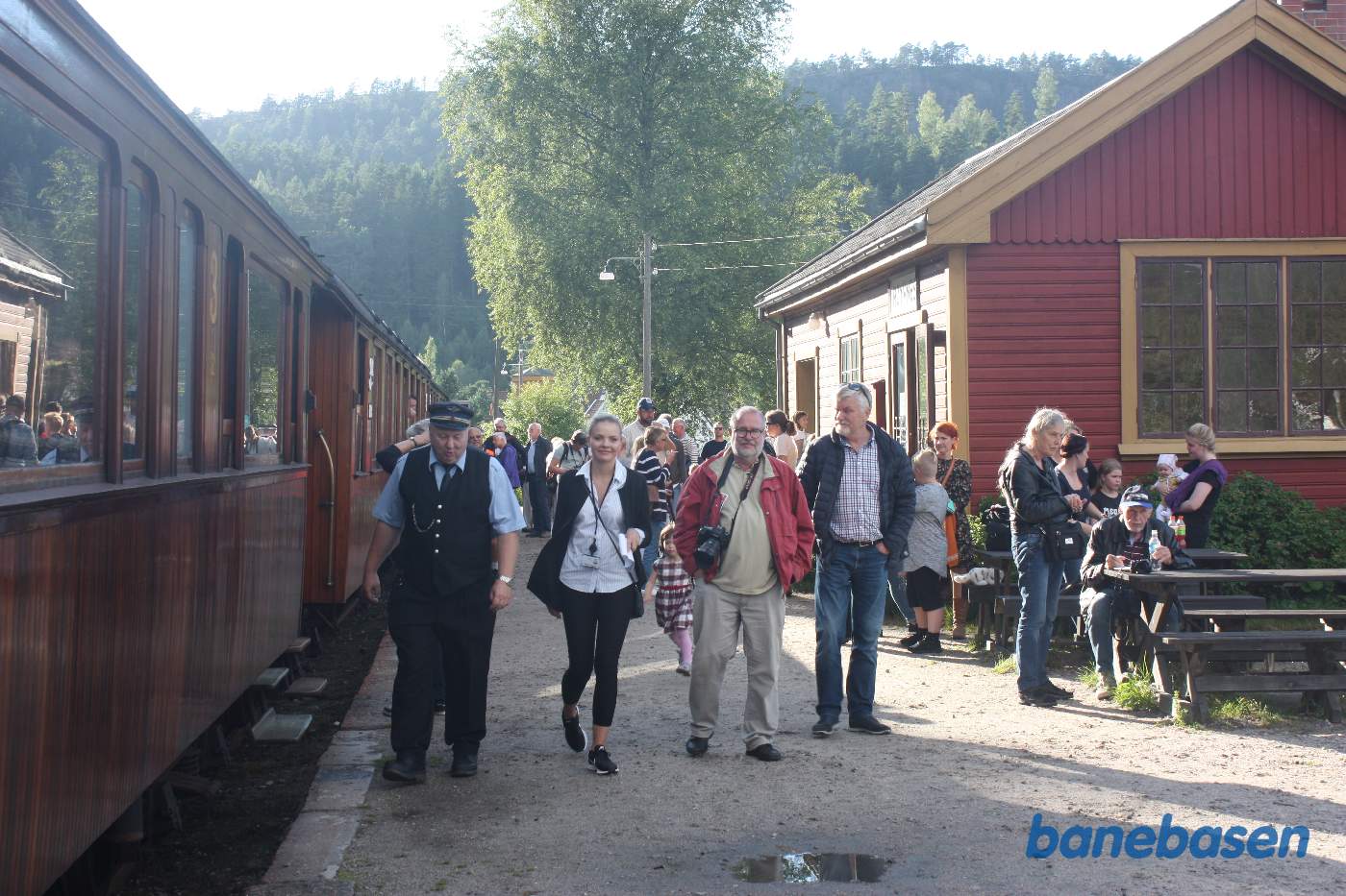 Gæsterne står på perronen mens andre sidder ved bordene